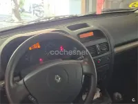 Usado Renault Clio II 60 CV (44 kW) 2005 Gris / plata Berlina