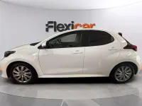 Usado Toyota Yaris Hybrid Active 116 CV (85 kW) 2023 Blanco Berlina