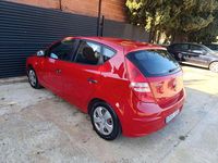 Usado Hyundai i30 Comfort 109 CV (80 kW) 2010 Rojo Utilitario