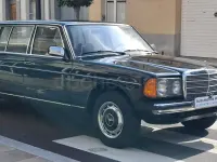 Usado Mercedes 200 75 CV (55 kW) 1981 Negro Berlina