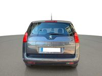 Usado Peugeot 5008 Active 120 CV (88 kW) 2011 Gris / plata Monovolumen
