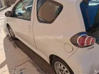 Usado Toyota Aygo 54 CV (39 kW) 2008 Blanco Utilitario