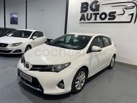 Usado Toyota Auris Advance 124 CV (91 kW) 2013 Blanco Berlina