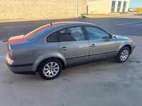 Usado VW Passat Advance 130 CV (95 kW) 2004 Gris / plata Familiar