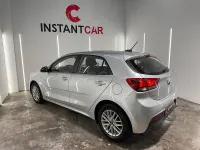 Usado Kia Rio 84 CV (61 kW) 2022 Gris / plata Berlina