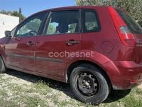 Usado Ford Fiesta Ghia 68 CV (50 kW) 2002 Rojo Utilitario