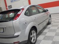 Usado Ford Focus Trend 109 CV (80 kW) 2006 Gris / plata Berlina