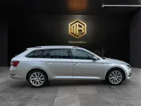 Usado Skoda Superb Style 150 CV (110 kW) 2022 Gris / plata Familiar