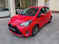 Usado Toyota Yaris Hybrid Active 100 CV (73 kW) 2018 Rojo Berlina