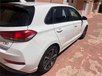 Usado Hyundai i30 120 CV (88 kW) 2022 Blanco Berlina