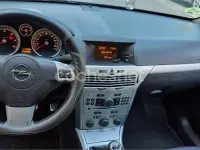 Usado Opel Astra Cosmo 100 CV (73 kW) 2007 Negro Berlina