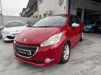 Usado Peugeot 208 Allure 82 CV (60 kW) 2015 Rojo Utilitario