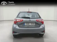 Usado Toyota Yaris Hybrid Active 100 CV (73 kW) 2018 Gris / plata Berlina
