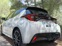 Usado Toyota Yaris Hybrid Edition 116 CV (85 kW) 2022 Gris / plata Berlina