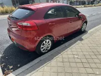 Usado Kia Rio 85 CV (62 kW) 2014 Rojo Berlina