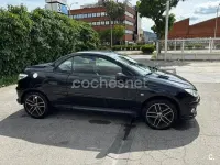 Usado Peugeot 206 110 CV (80 kW) 2002 Negro Descapotable