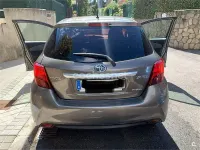 Käytetty Toyota Yaris Hybrid Active 100 HP (73 kW) 2016 Harmaa Sedan