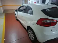 Usado Kia Rio 84 CV (61 kW) 2015 Blanco Berlina