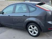 Usado Ford Focus Titanium 109 CV (80 kW) 2010 Gris / plata Berlina