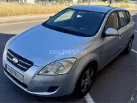 Usado Kia Ceed 90 CV (66 kW) 2008 Gris / plata Utilitario