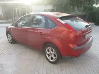 Usado Ford Focus Trend 90 CV (66 kW) 2008 Granate Berlina