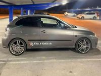 Usado Seat Ibiza CUPRA 179 HP (131 kW) 2005 Cinzento Citadino