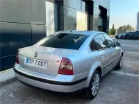 Usado VW Passat Trendline 130 CV (95 kW) 2004 Gris / plata Berlina