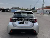 Usado Toyota Yaris Hybrid Active 116 CV (85 kW) 2022 Gris / plata Berlina