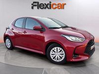 Usado Toyota Yaris Hybrid Active 116 CV (85 kW) 2023 Rojo Berlina