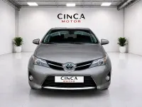 Usado Toyota Auris Hybrid Advance 136 CV (100 kW) 2015 Gris / plata Berlina