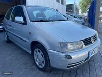 Usado VW Polo 60 CV (44 kW) 1999 Gris Berlina