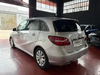 Usado Mercedes B180 109 CV (80 kW) 2018 Gris / plata Utilitario