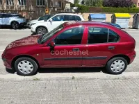 Usado Rover 25 103 CV (75 kW) 2003 Granate Utilitario