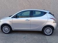 Usado Lancia Ypsilon Gold 69 CV (50 kW) 2013 Plateado Utilitario