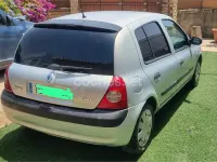 Usado Renault Clio II 80 CV (58 kW) 2004 Gris / plata Berlina