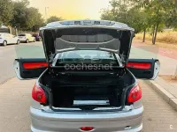 Usado Peugeot 206 110 CV (80 kW) 2003 Gris / plata Descapotable