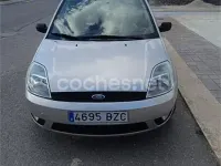 Usado Ford Fiesta Ambiente 68 CV (50 kW) 2002 Gris / plata Utilitario