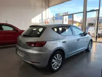 Usado Seat Leon Reference 115 CV (84 kW) 2018 Gris / plata Berlina
