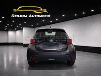 Usado Toyota Yaris Hybrid Active 116 CV (85 kW) 2021 Gris / plata Berlina