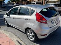 Usado Ford Fiesta Trend 82 CV (60 kW) 2010 Gris / plata Utilitario