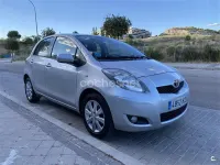Usado Toyota Yaris Connect Style 101 CV (74 kW) 2011 Gris / plata Utilitario