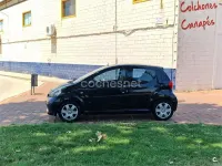 Usado Toyota Aygo 68 CV (50 kW) 2007 Negro Utilitario