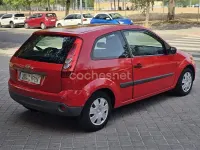 Usado Ford Fiesta Trend 80 CV (58 kW) 2007 Rojo Utilitario