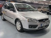 Usado Ford Focus Trend 100 CV (73 kW) 2005 Gris / plata Berlina