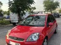 Usado Ford Fiesta Trend 80 CV (58 kW) 2008 Rojo Utilitario