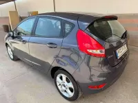 Usado Ford Fiesta Trend 70 CV (51 kW) 2011 Gris / plata Berlina