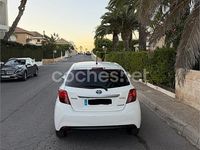 Usado Toyota Yaris Hybrid Active 100 CV (73 kW) 2014 Blanco Berlina