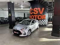 Usado Toyota Yaris Hybrid Active 116 CV (85 kW) 2023 Gris / plata Berlina