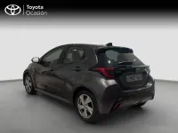 Usado Toyota Yaris 116 CV (85 kW) 2025 Gris Utilitario
