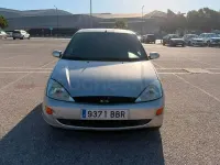 Usado Ford Focus Trend 90 CV (66 kW) 2000 Gris / plata Berlina